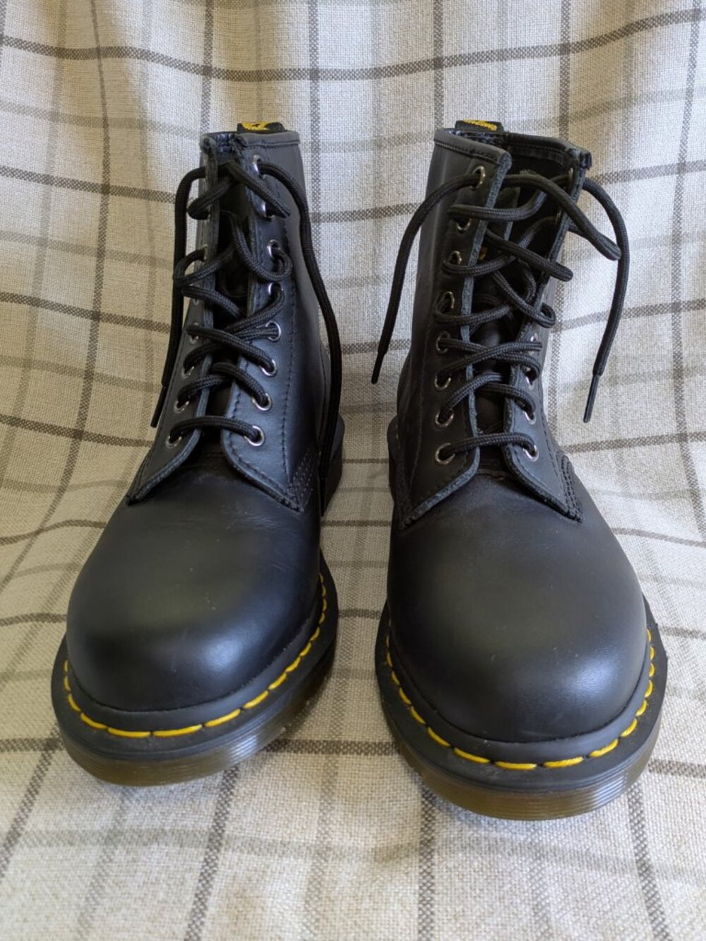 Dr. Martens Black Genuine Leather Like New 11822 M7/W8 Original Laces